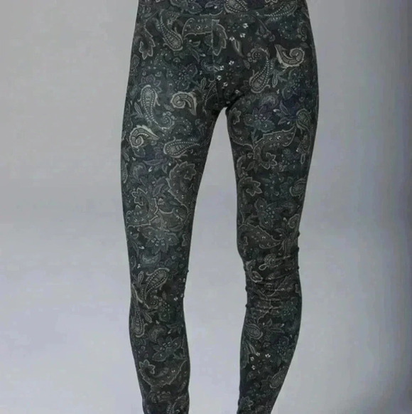 Kiragrace Pants - Kiragrace Paisley Print Leggings.  Size Medium